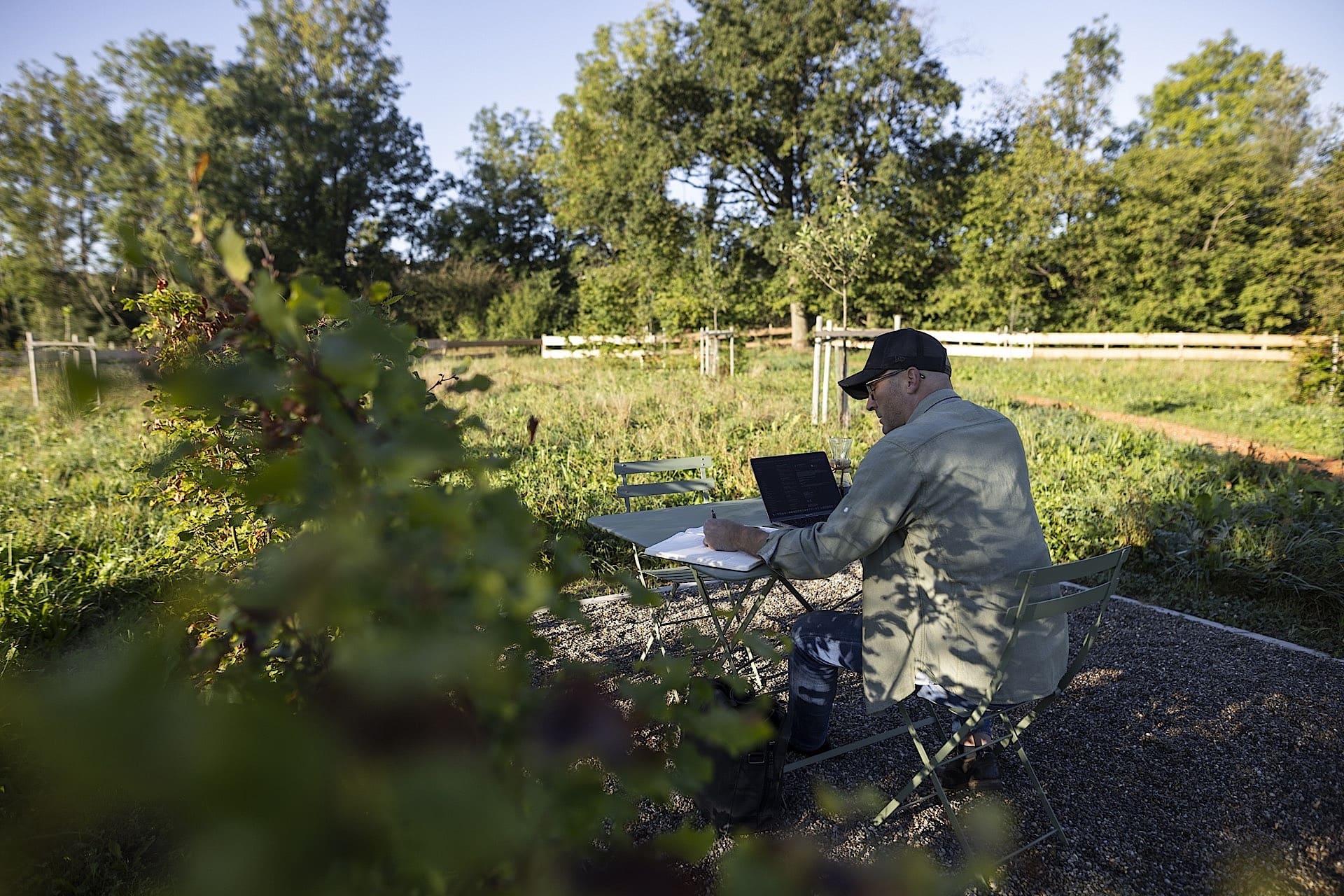 Arbeiten im Freien. Mit Blick ins Grüne. Mit WLAN. Ohne Ablenkung.