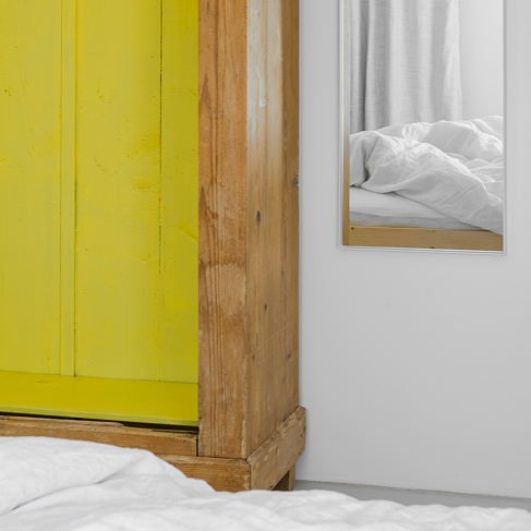 Schrank mit gelben Details: Oma Annas alte Möbel werden aufgefrischt